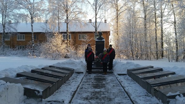 Почетный караул у памятника М. Мелентьевой
