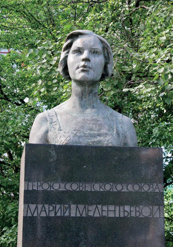 Памятник М.В. Мелентьевой в Пряже